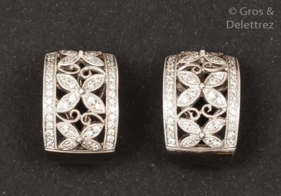 null Paire d’anneaux d’oreilles en or gris ajouré à décor floral sertis de diamants...