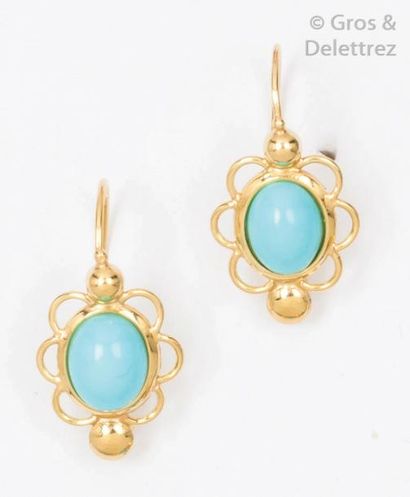 null Paire de boucles d’oreilles en or jaune ornées chacune d’un cabochon de turquoise...