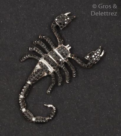 null Pendentif «Scorpion» en or gris 14 k entièrement pavé de diamants noirs.
P. 9...