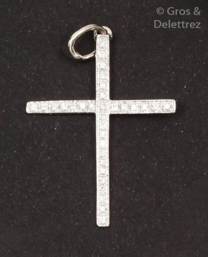 null Pendentif «Croix» en or gris orné de diamants taillés en brillant.
P. 2,4g.