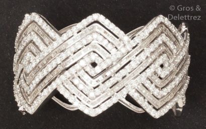 null Bracelet manchette en or gris ajouré orné de motifs croisés sertis de diamants...