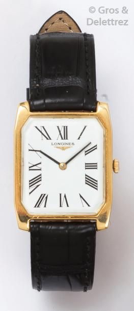 LONGINES VERS 1940 Longines vers 1969
Montre bracelet de forme avec boitier en or...