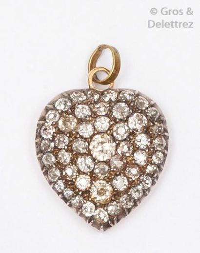 null Pendentif «Coeur» en or gris pavé de diamants taillés en brillant.
P. 4,8g.