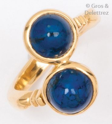 null Bague en or jaune ornée de deux cabochons de lapis-lazuli.
Tour de doigt: 58.
P. 10...