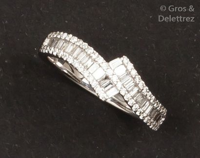 null Bague «Croisée» en or gris ornée de lignes de diamants baguette bordées de diamants...