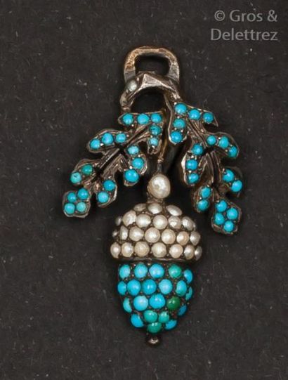 null Pendentif «Gland» en argent entièrement serti de turquoises et perles.
P. 4...