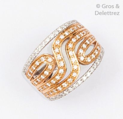 null Bague en or rose et or gris ajourés ornée de lignes de diamants taillés en brillant.
Tour...