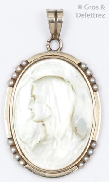 null Médaille en or gris ornée de nacre à l’effigie de la Vierge Marie dans un entourage...