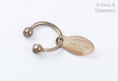 TIFFANY & CO «Return to Tiffany» - Porte clef en argent.
Signé Tiffany & Co.
P. 23...