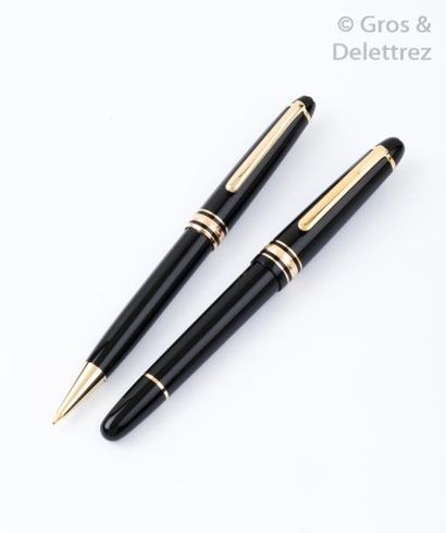 null Lot comprenant deux stylos plume et bille en métal doré signés Montblanc et...