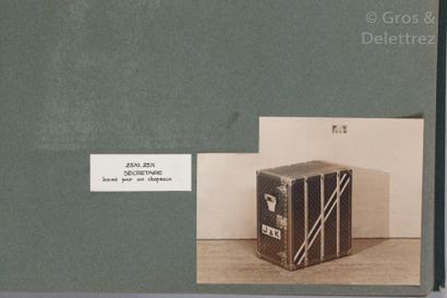 null Louis VUITTON circa 1930 Rare album photo en toile vert sapin constitué de 64...