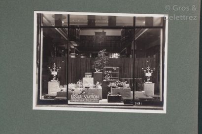 null Louis VUITTON circa 1930 Rare album photo en toile vert sapin constitué de 64...