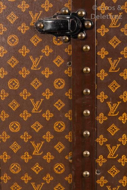 null Louis VUITTON Champs Elysées, Serrure B Wardrobe en toile monogram au pochoir,...