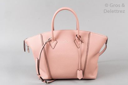 null Louis VUITTON année 2014 Magnifique sac “Lock It” 32 cm en taurillon magnolia,...