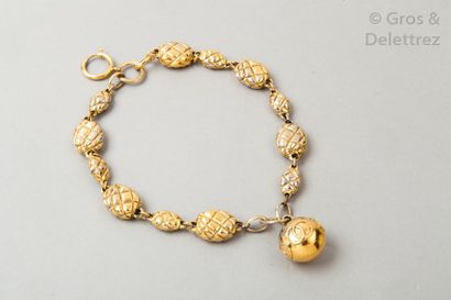null CHANEL circa 1984 / 1989 Bracelet double rangs de motifs en métal doré matelassé...