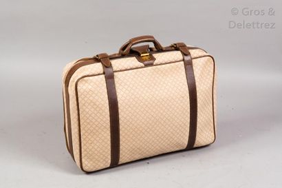null GUCCI circa 1960 Set de deux valises souples en toile beige à motif losange...