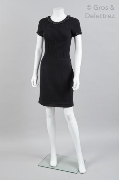null CHANEL Collection Prêt-à-porter Automne / Hiver 2009 Petite robe noire faisant...