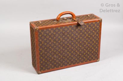 null Louis VUITTON Avenue Marceau n°902544, serrure n°126892 Valise “Bisten” en toile...