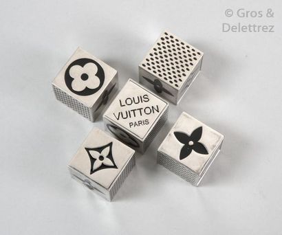 null Louis VUITTON Jeu composé de cinq cubes aimantés en acier chromé figurant les...