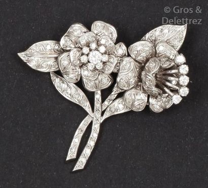 null Broche «Fleur» en platine et or gris ciselés ornée de diamants taillés en brillant,...