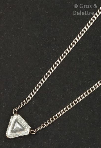 null Collier en or gris orné d’un diamant troïdia calibrant 1,10 carat environ. P. 6...