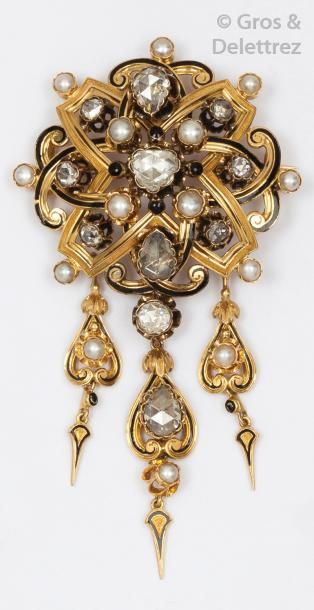 null Broche rosace en or jaune ajouré à décor de rinceaux et émaillé noir, ornée...