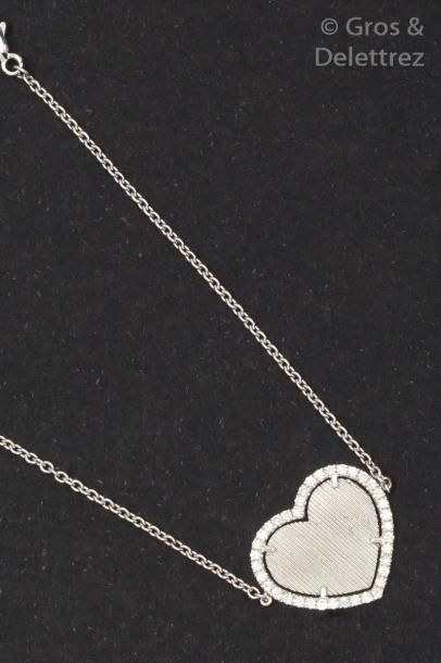 null Bracelet en or gris orné d’un motif «Cœur» en or gris mat serti de diamants...