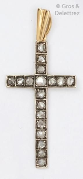 Pendentif «Croix» en or gris orné de diamants...