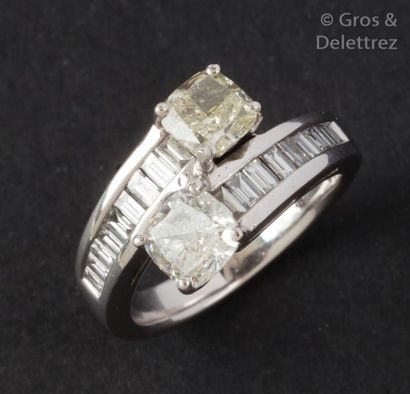 null Bague «Toi et Moi» en or gris ornée de deux diamants de taille coussin bordés...