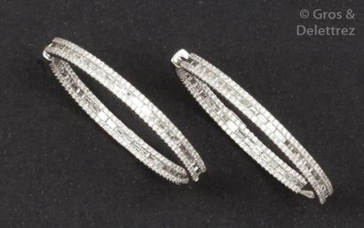 null Paire d’anneaux d’oreilles en or gris entièrement sertis de diamants baguette...
