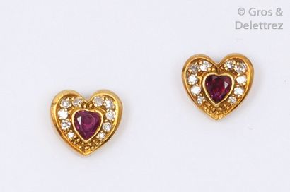 null Paire de boucles d’oreilles «Cœur» en or jaune ornées de rubis dans un entourage...