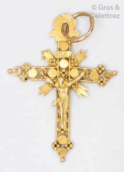 Pendentif «Croix» en or jaune ciselé. P. 3...
