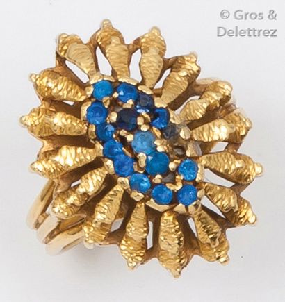 null Bague «Fleur» en or jaune ciselé ornée de pierres bleues. Tour de doigt : 53....