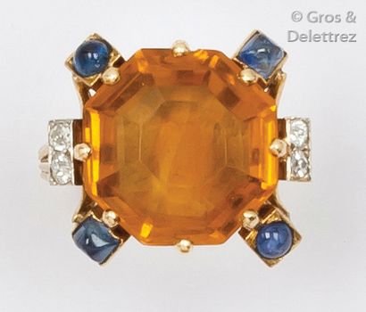 null Bague en or jaune ornée d’une citrine facettée bordée de diamants taillés en...