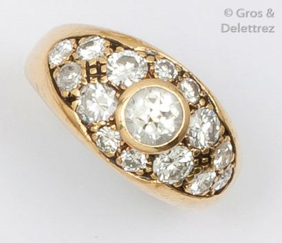 null Bague en or jaune ornée d’un diamant taillé en brillant en serti clos bordé...