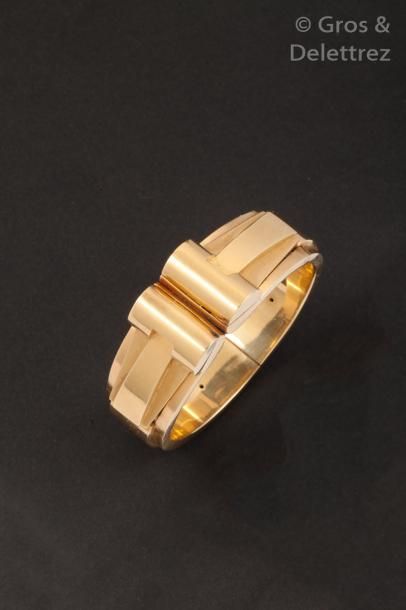  Raymond TEMPLIER (1891-1968) - Bracelet «moderniste» à système en or jaune orné,...