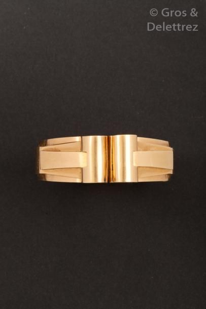 Raymond TEMPLIER (1891-1968) - Bracelet «moderniste» à système en or jaune orné,...