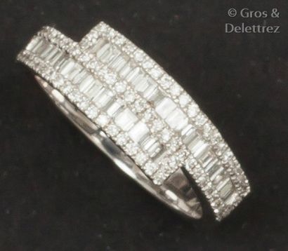 null Bague «croisée» en or gris ornée de deux lignes de diamants baguette bordées...