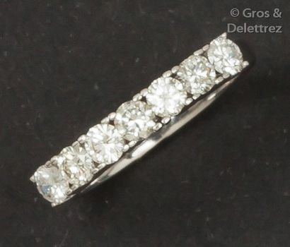 null Bague en or gris ornée de sept diamants taillés en brillant en serti griffe....