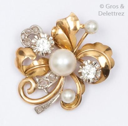 null Broche «Fleur» en or jaune et or gris ornée de diamants de taille ancienne,...