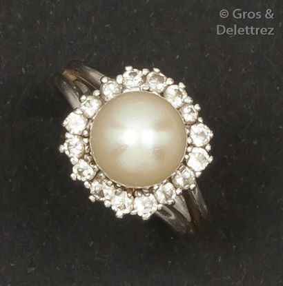 null Bague en or gris ornée d’une perle de culture japonaise dans un entourage de...