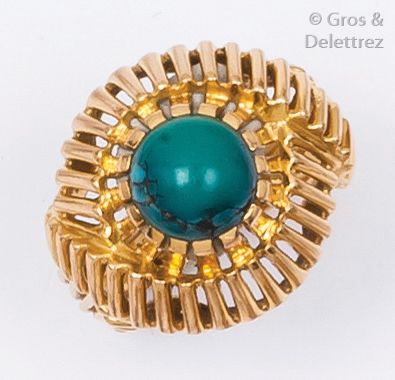 null Bague en or jaune ajouré ornée d’un cabochon de turquoise reconstituée. P. 4...