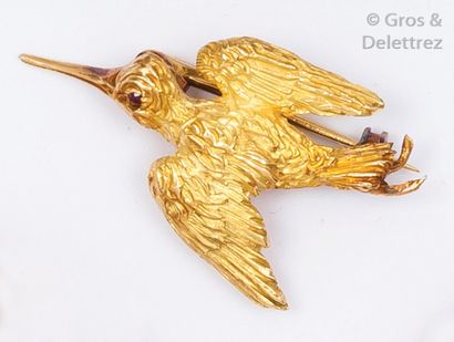 null Broche «Oiseau» en or jaune ciselé, l’œil orné d’une pierre rouge. P. 4,5g.