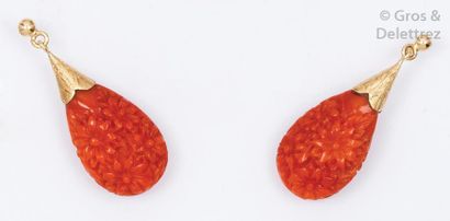 null Paire de pendants d’oreilles en or jaune ciselé ornés de goutte de corail sculpté....