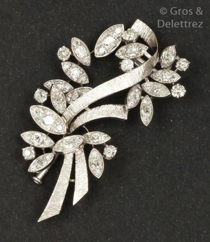 null Broche «Bouquet» en or gris mat et poli ornée de diamants de taille ancienne...