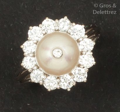 null Bague en or gris ornée d’une perle de culture blanche surmontée et entourée...