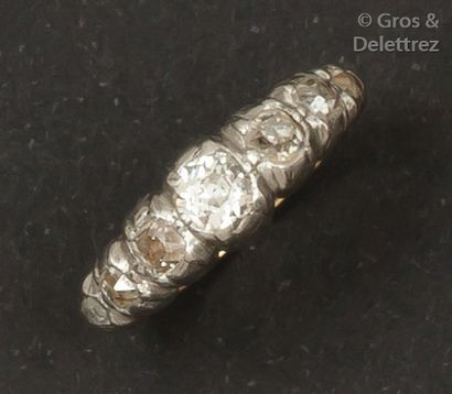 null Bague en or jaune et or gris ornée de diamants de taille ancienne en chute....