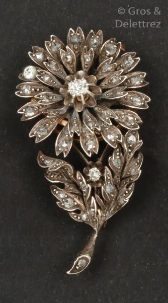 null Broche «Fleur» en or rose et argent ciselés ornée d’un diamant de taille ancienne...