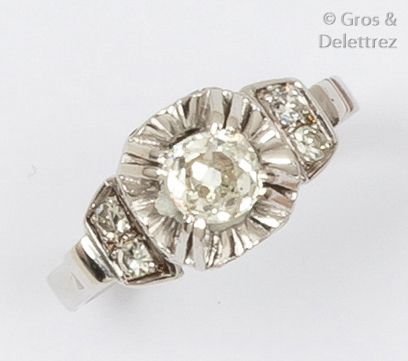 null Bague en or gris ciselé ornée d’un diamant de taille ancienne bordé de diamants...