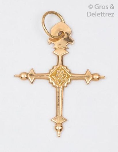 null Pendentif «Croix» en or jaune ciselé orné, au centre, d’un motif floral. P. 1...